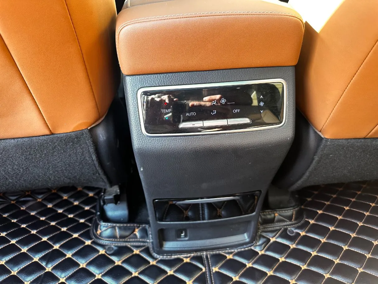 Car image 24