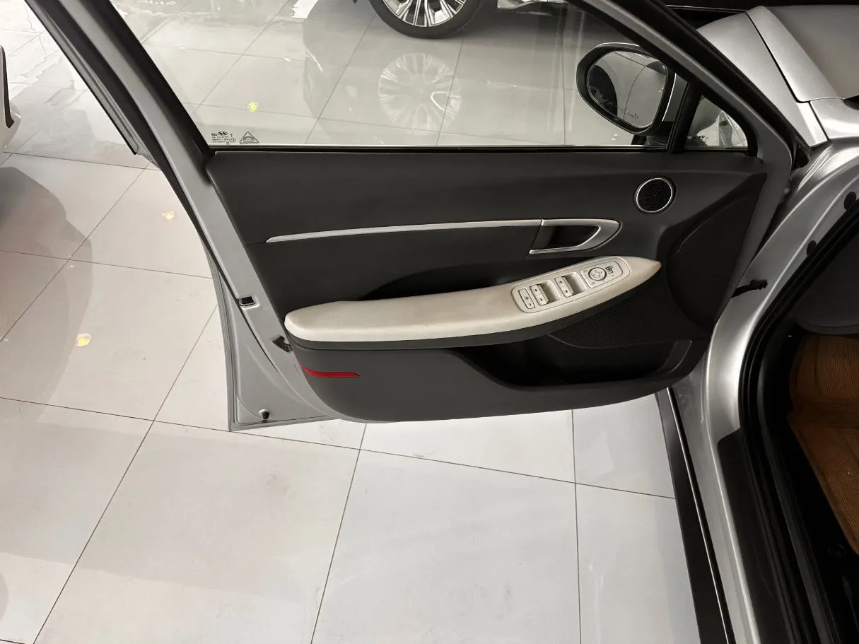 Car image 9