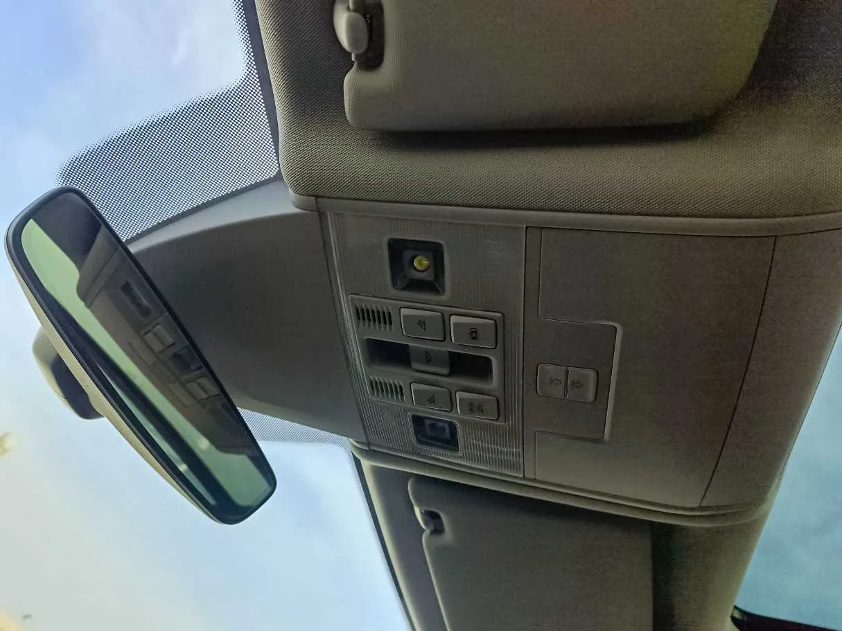 Car image 32