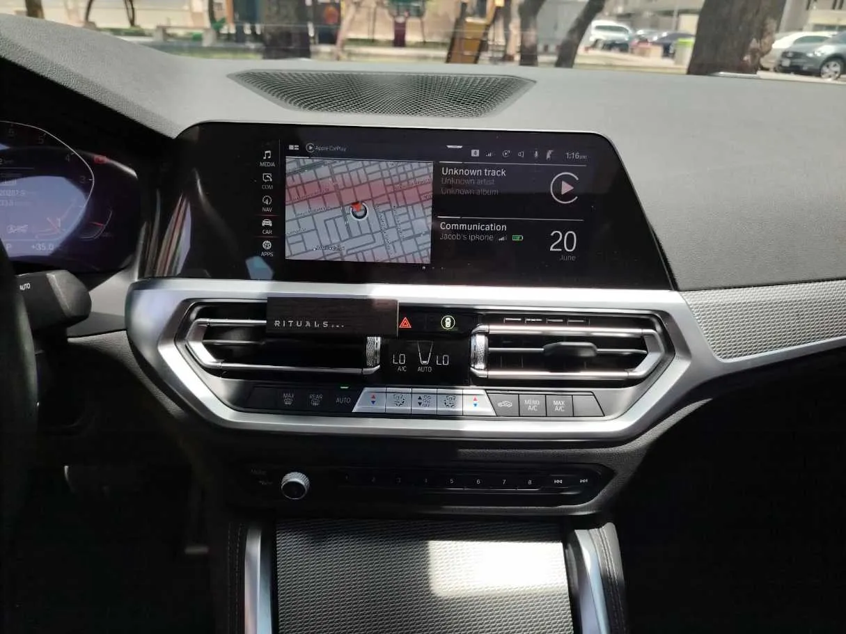 Car image 26