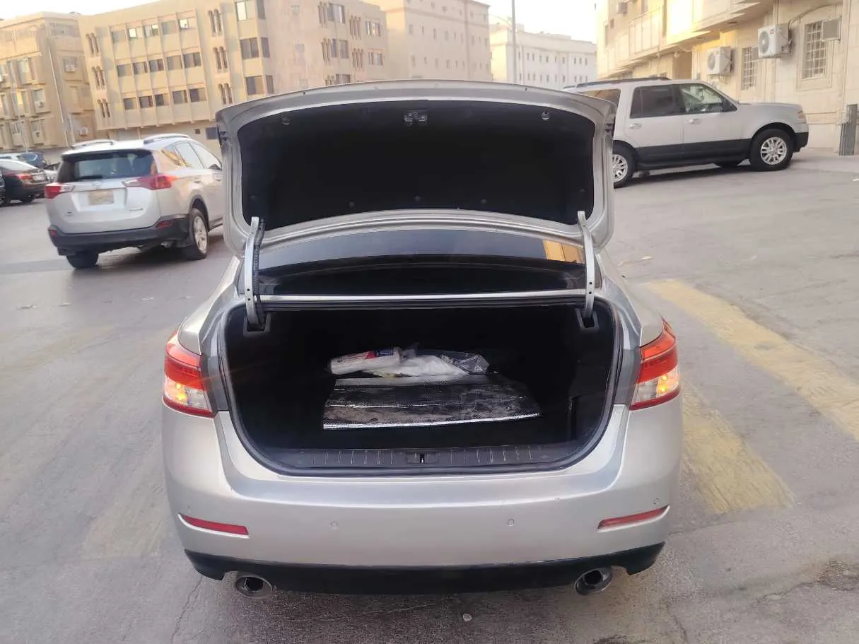Car image 19