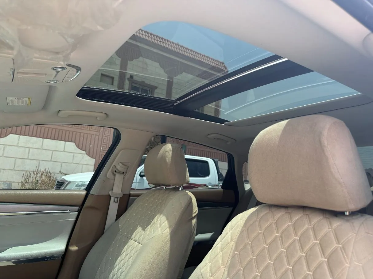 Car image 12