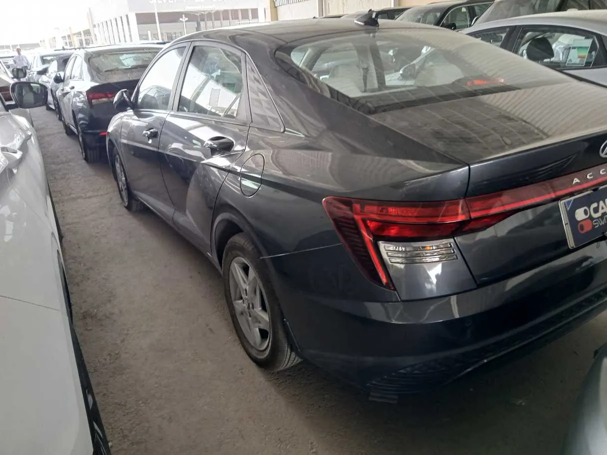 Car image 4