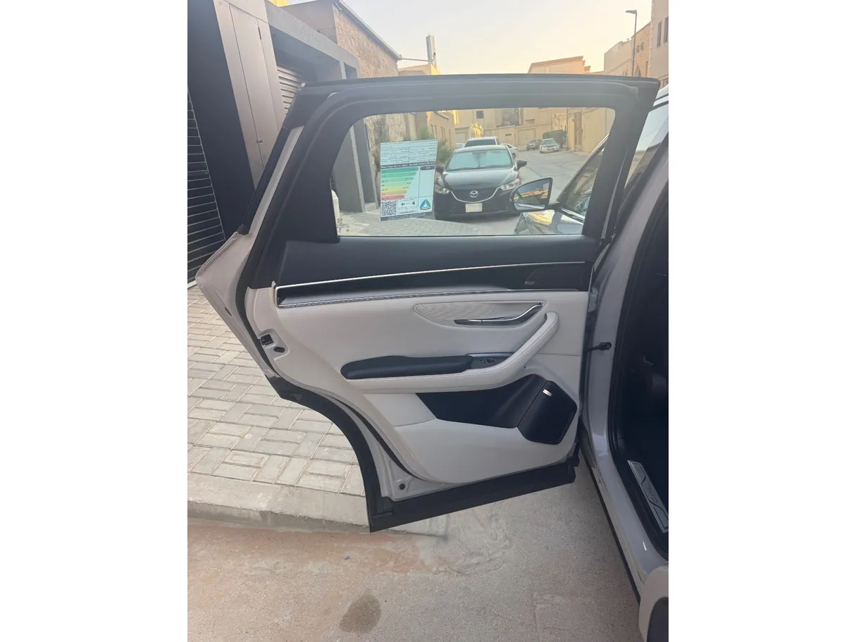 Car image 12