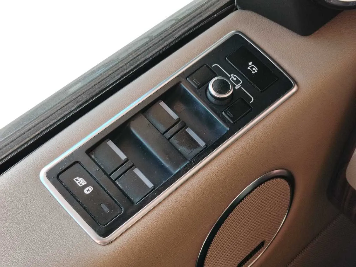 Car image 30