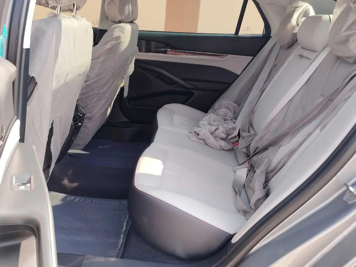 Car image 14