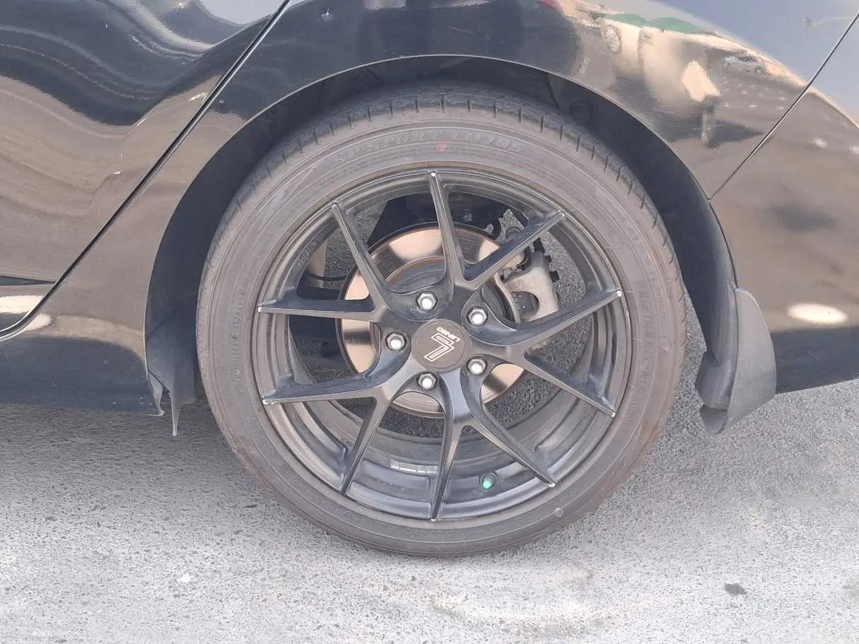 Car image 9