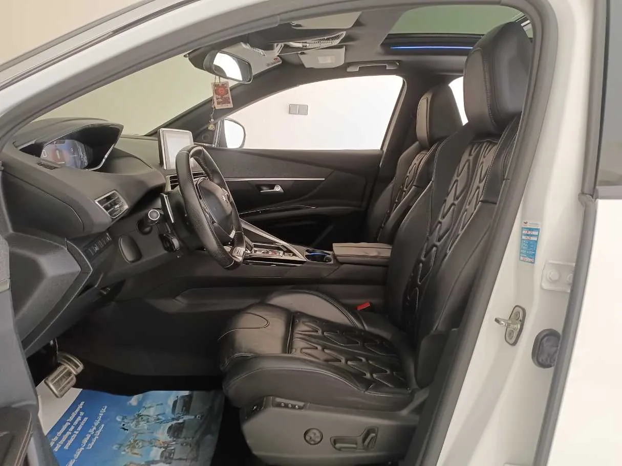Car image 12