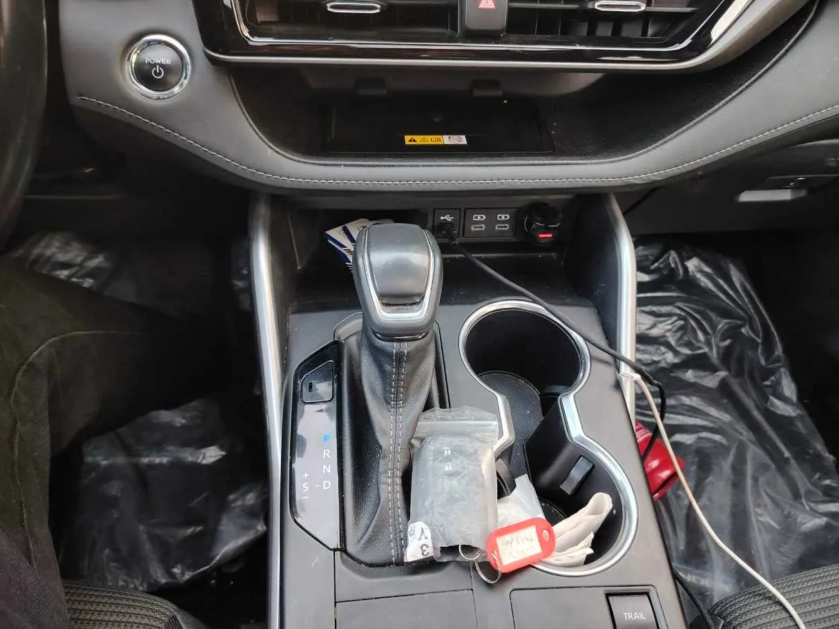 Car image 24