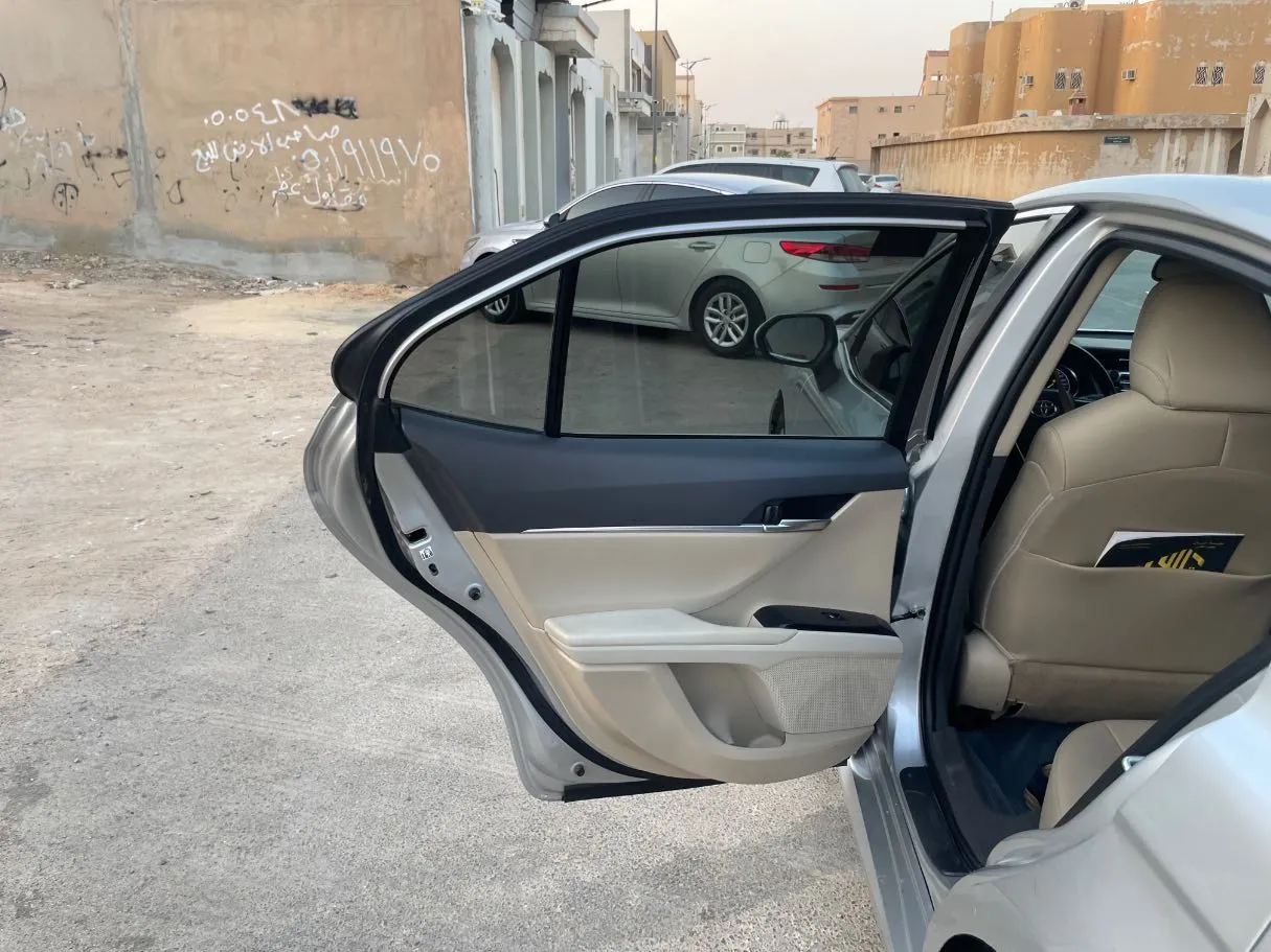 Car image 14
