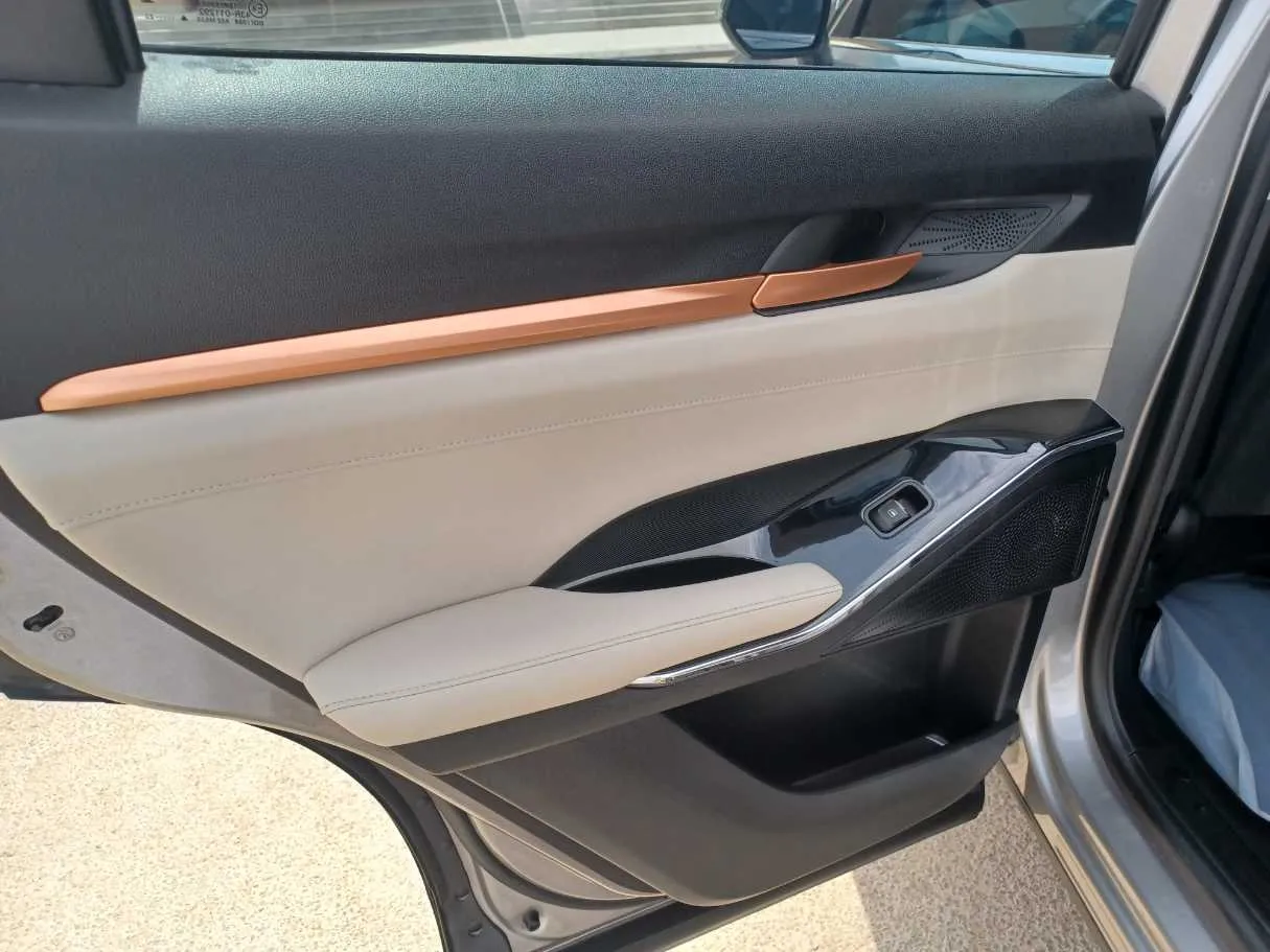 Car image 13