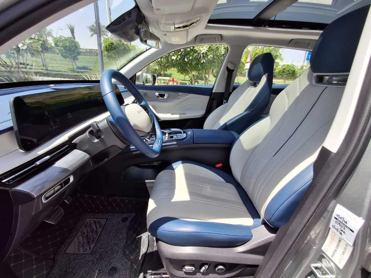 Car image 12