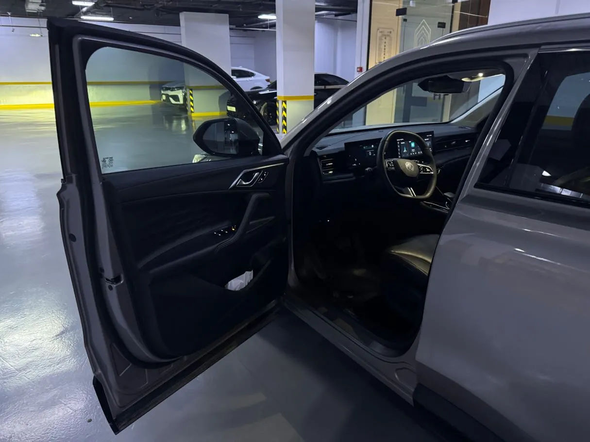 Car image 8