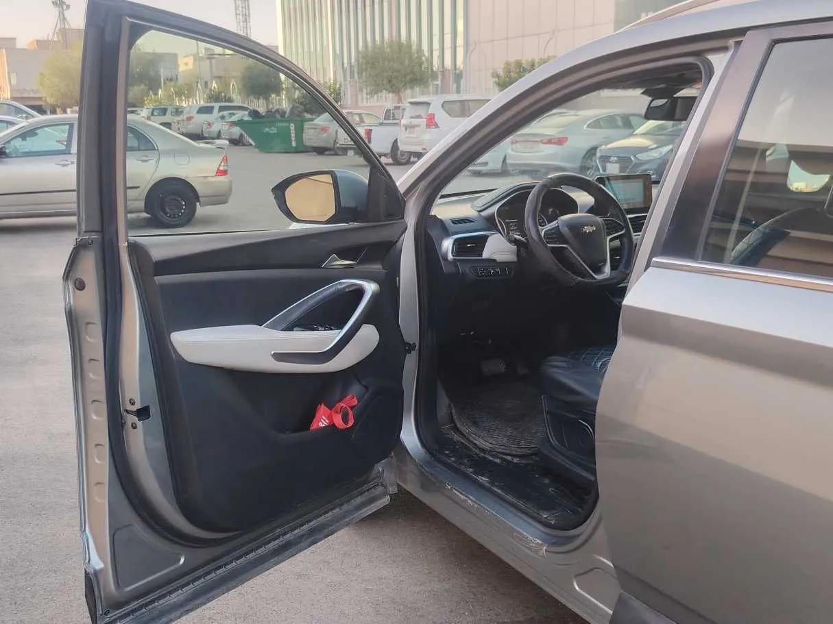 Car image 12