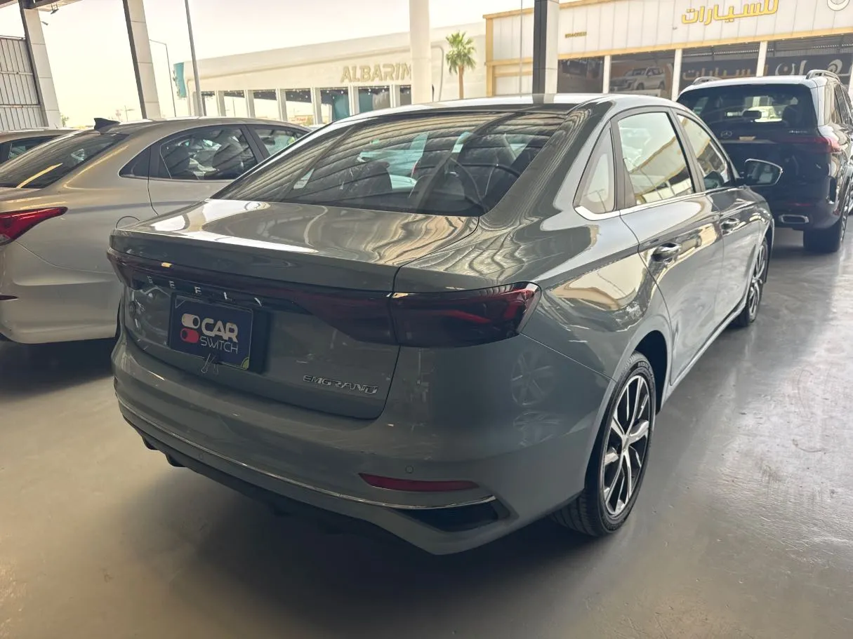 Car image 4