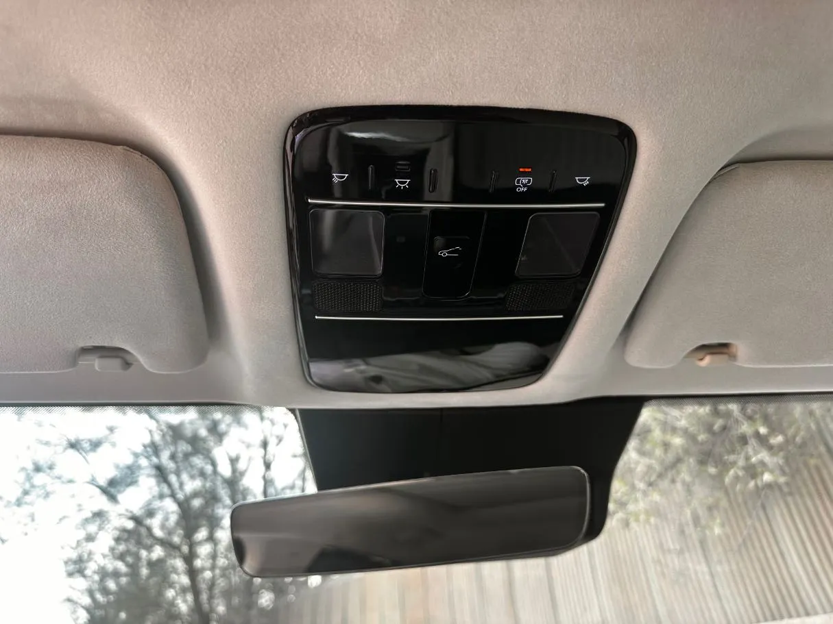 Car image 27