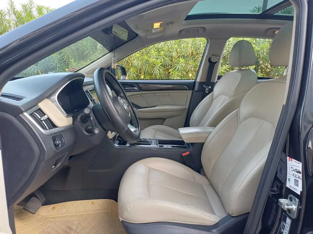 Car image 12