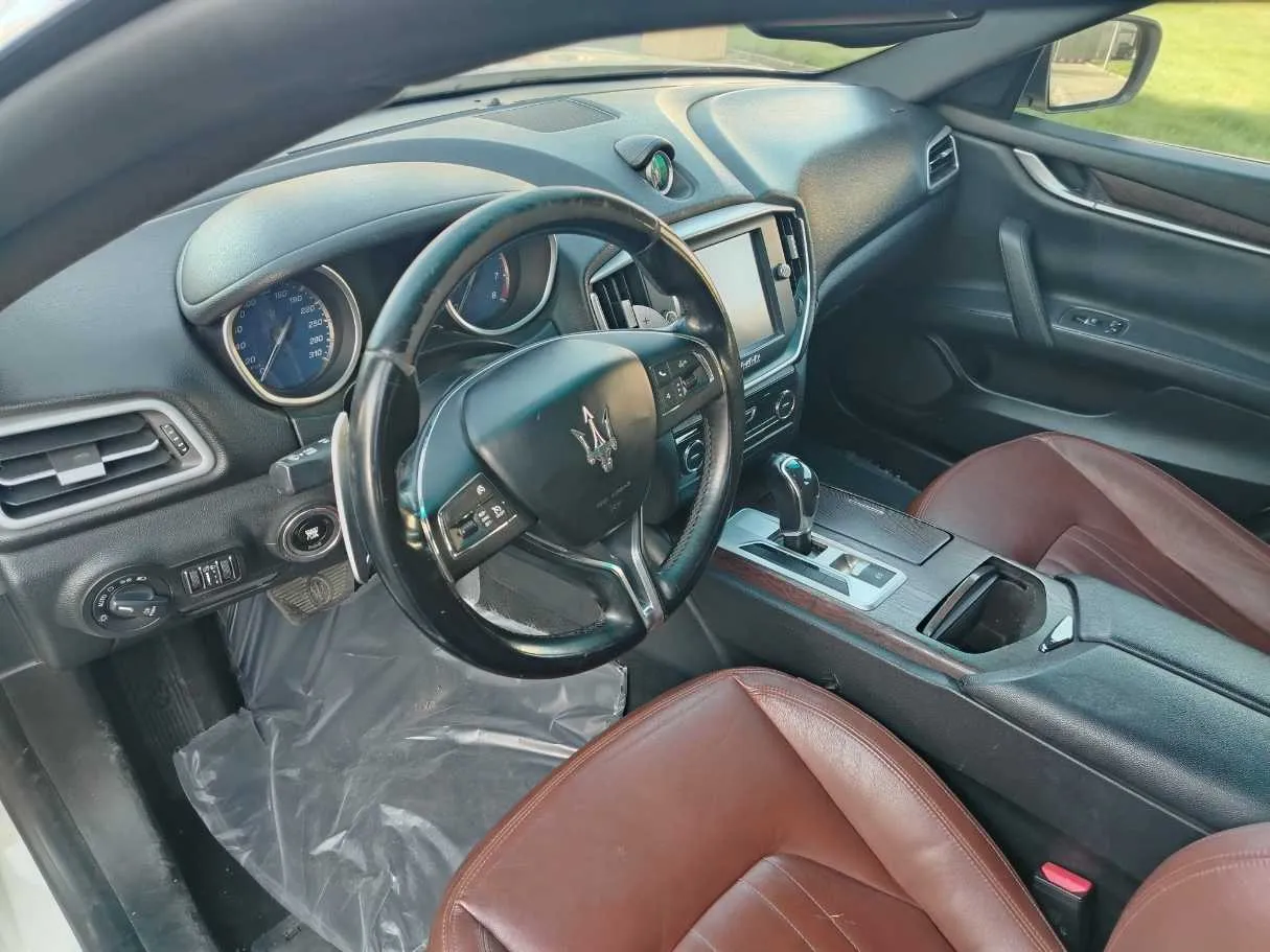 Car image 14