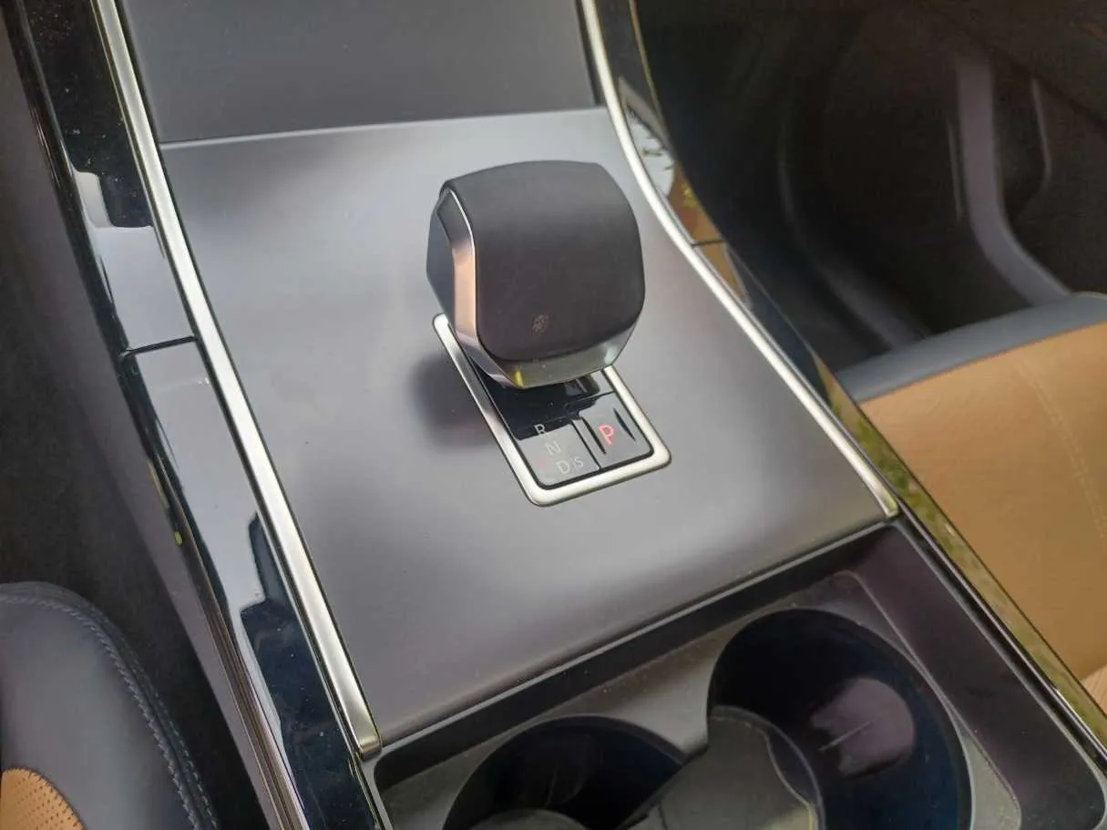 Car image 17