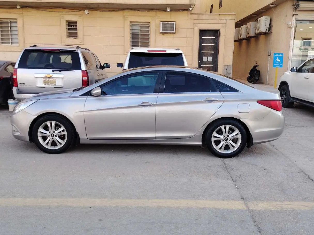 Car image 8
