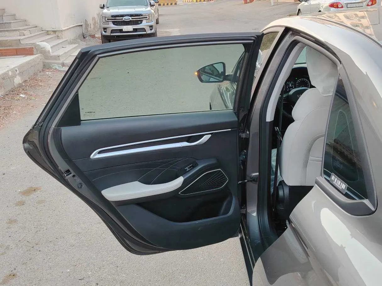 Car image 14