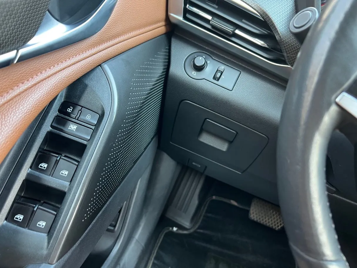 Car image 25