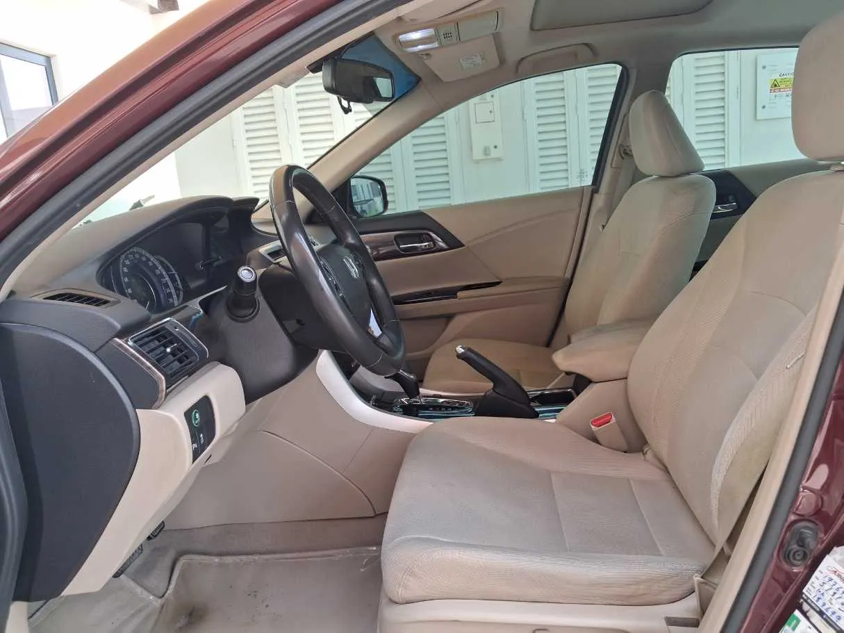 Car image 12