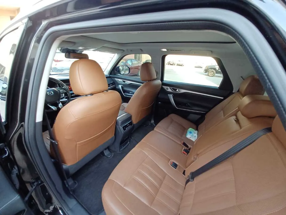 Car image 12