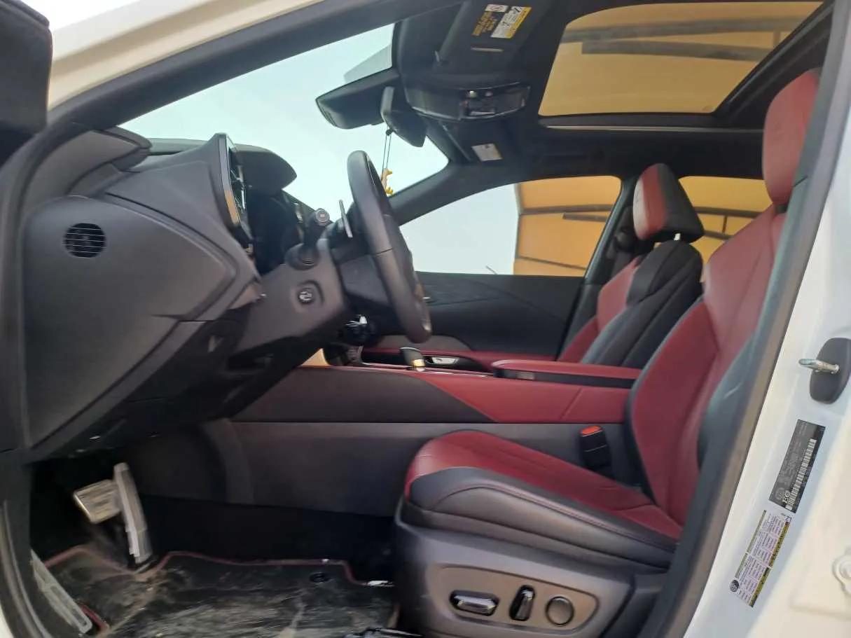 Car image 12