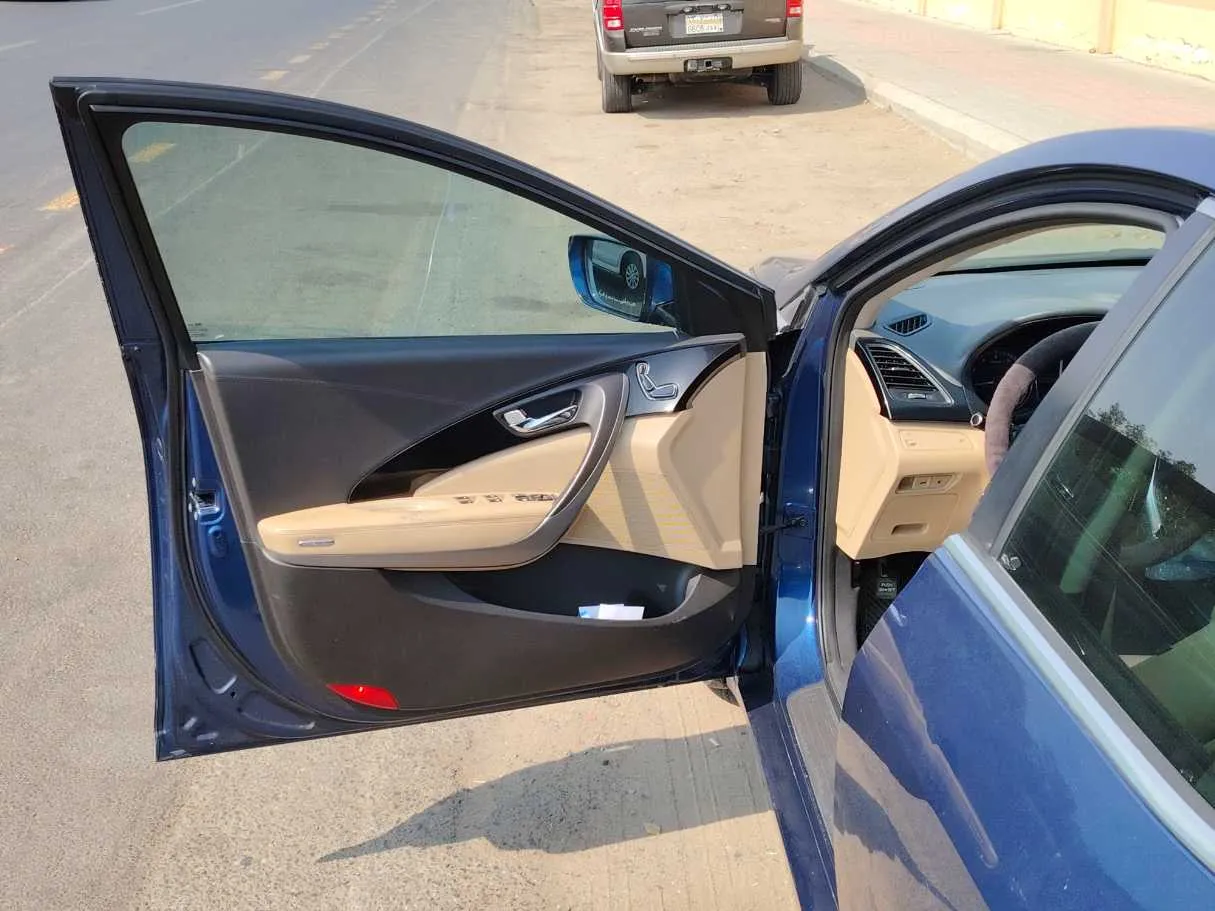 Car image 10
