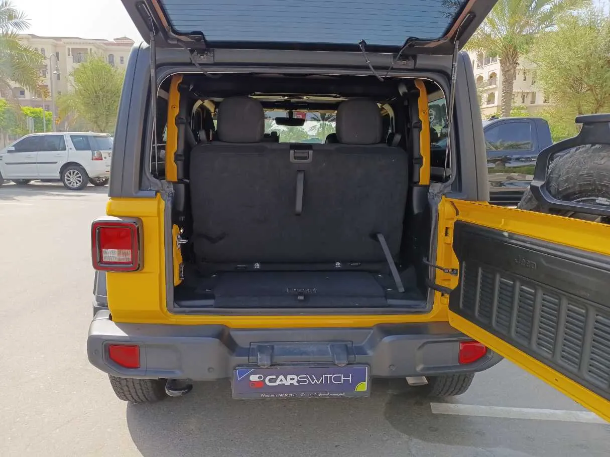 Car image 19