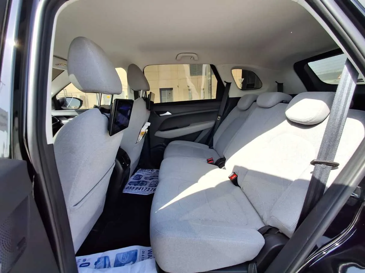Car image 13