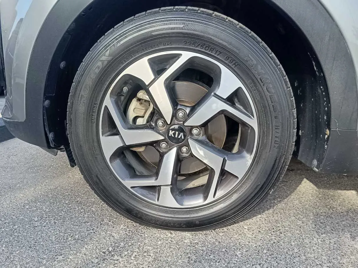 Car image 10