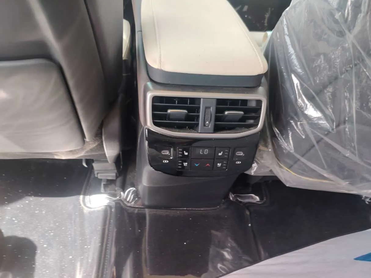 Car image 34