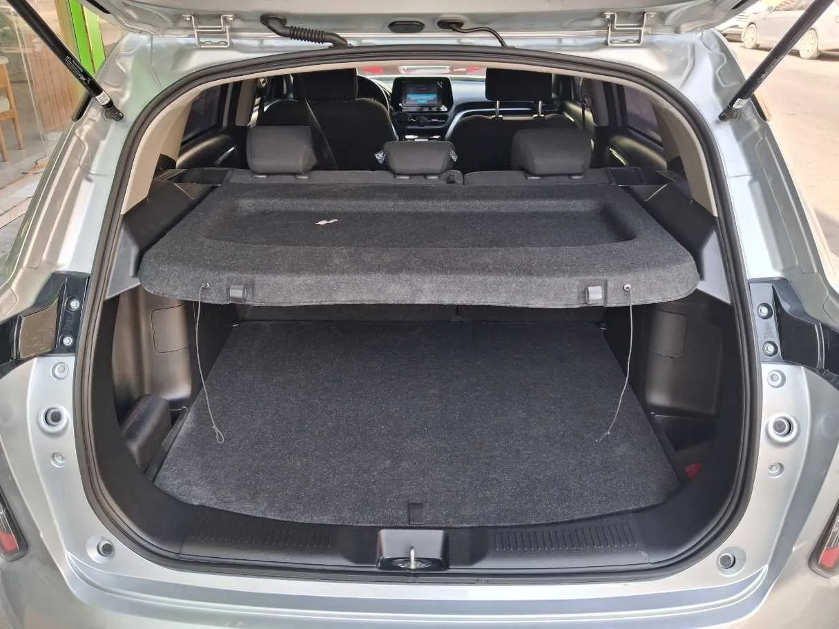 Car image 18