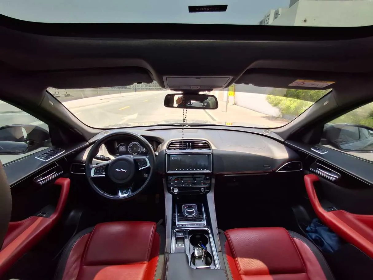 Car image 14