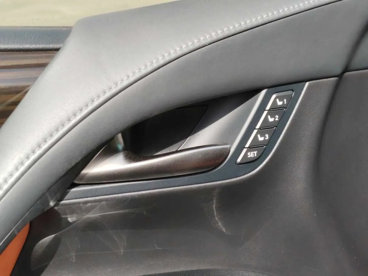 Car image 32