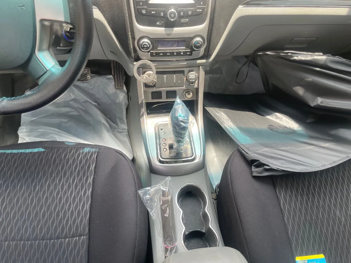 Car image 19