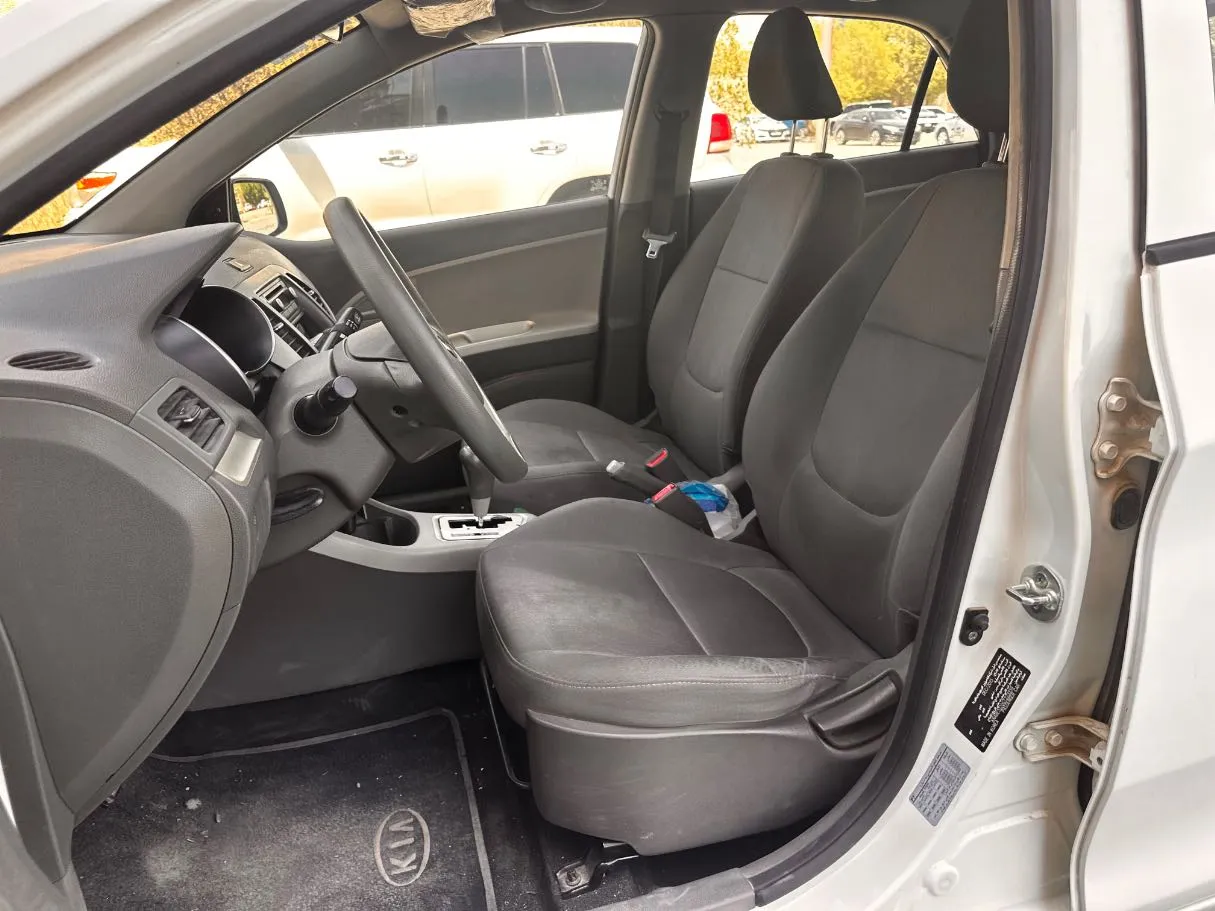 Car image 12