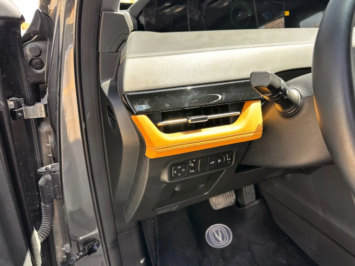 Car image 27