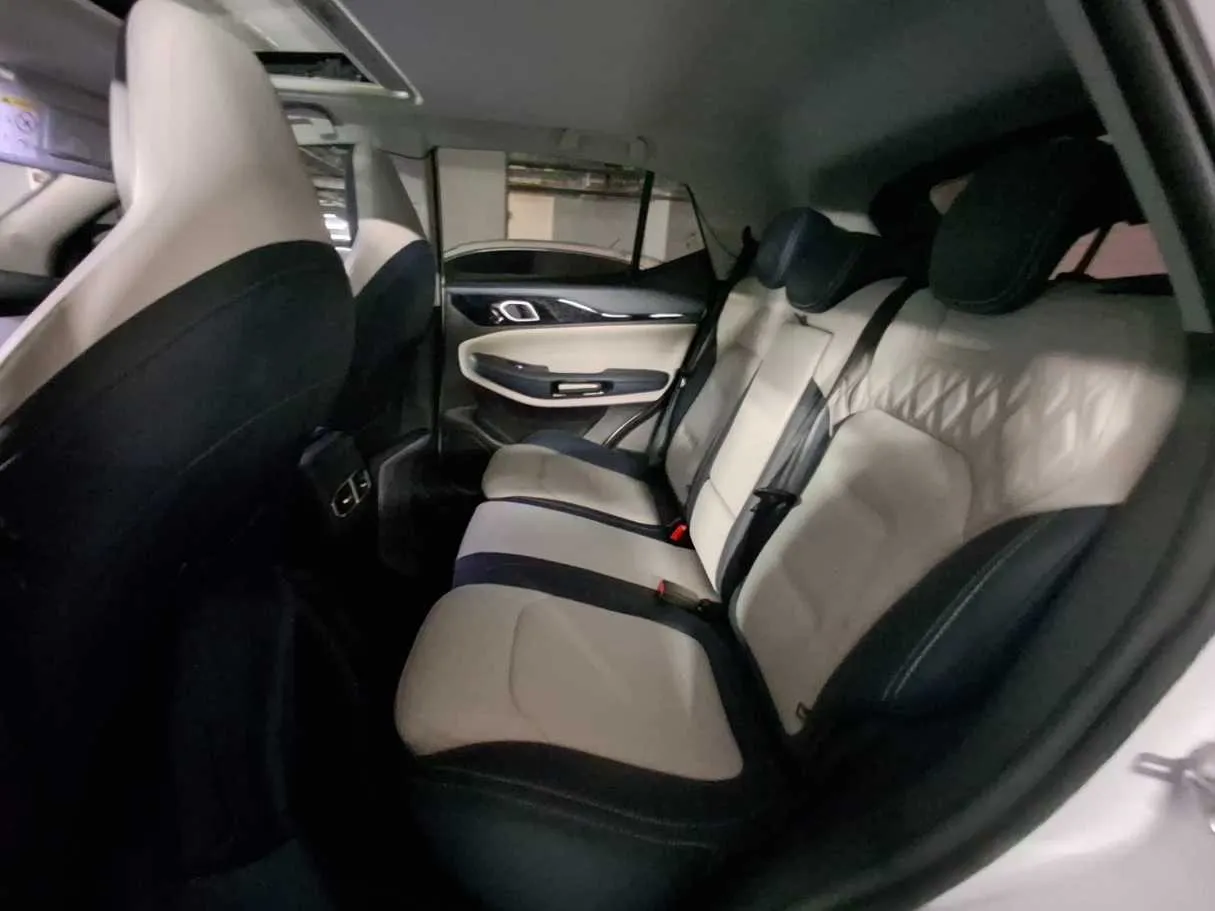 Car image 10