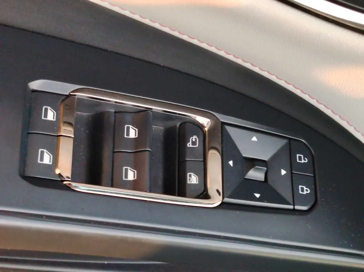 Car image 29