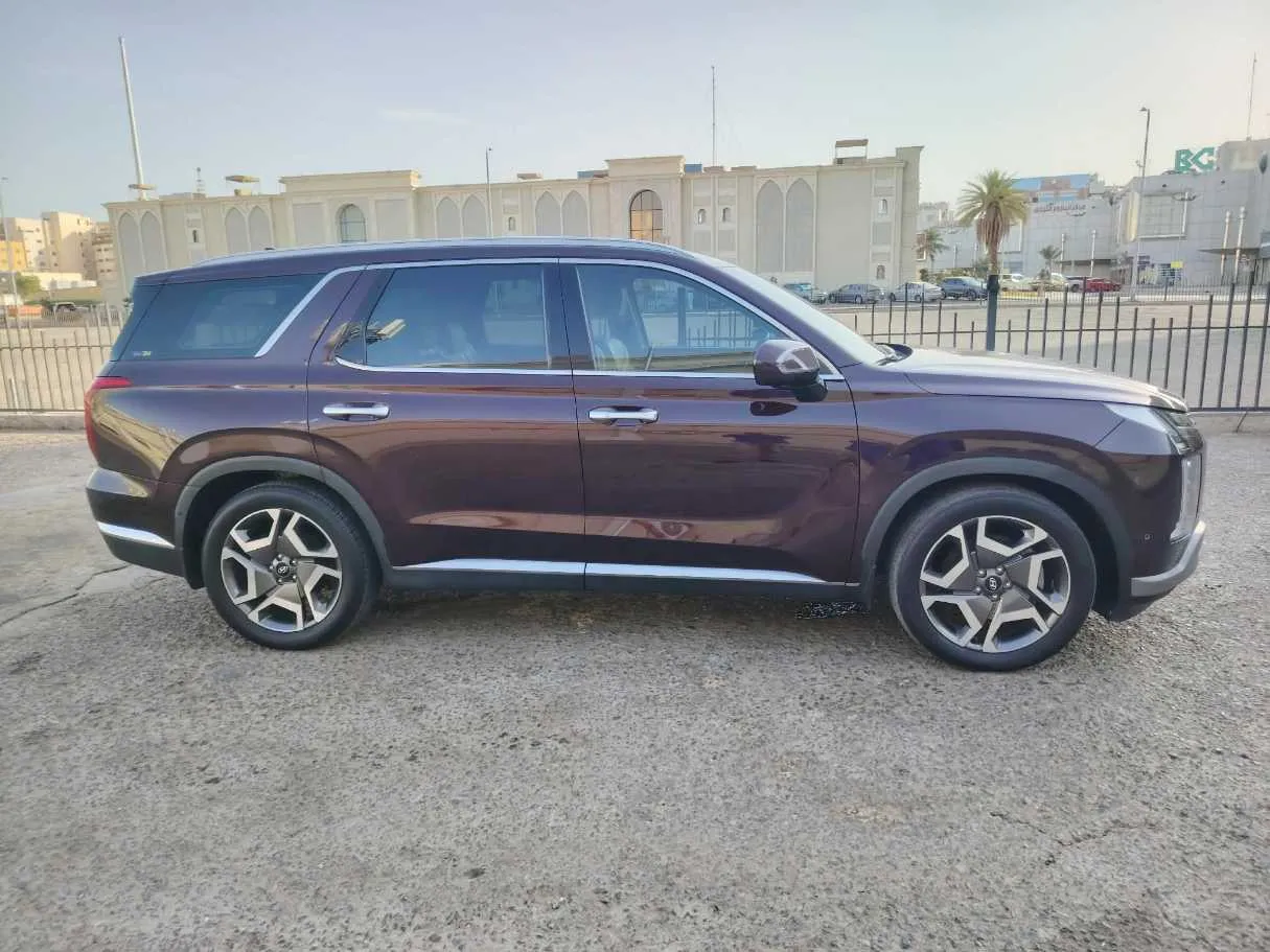Car image 4