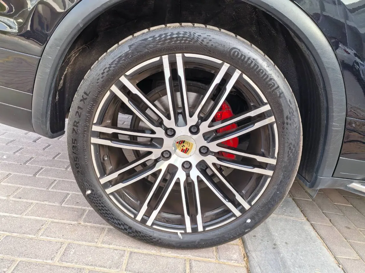 Car image 9