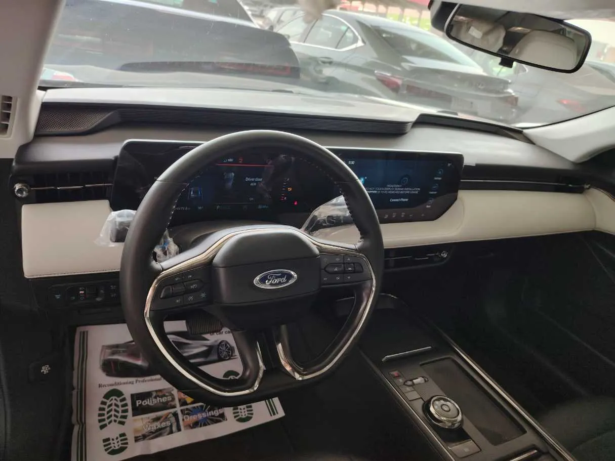 Car image 14