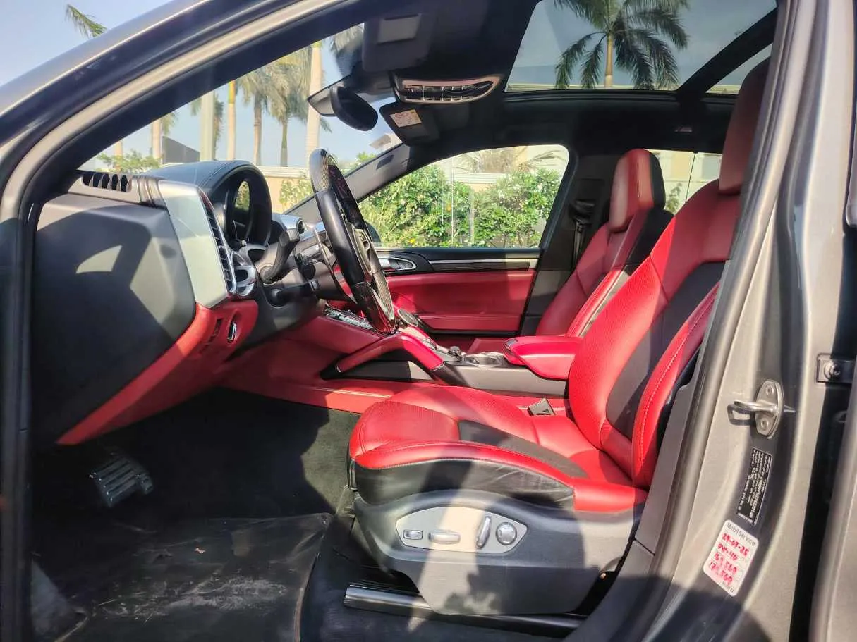 Car image 14