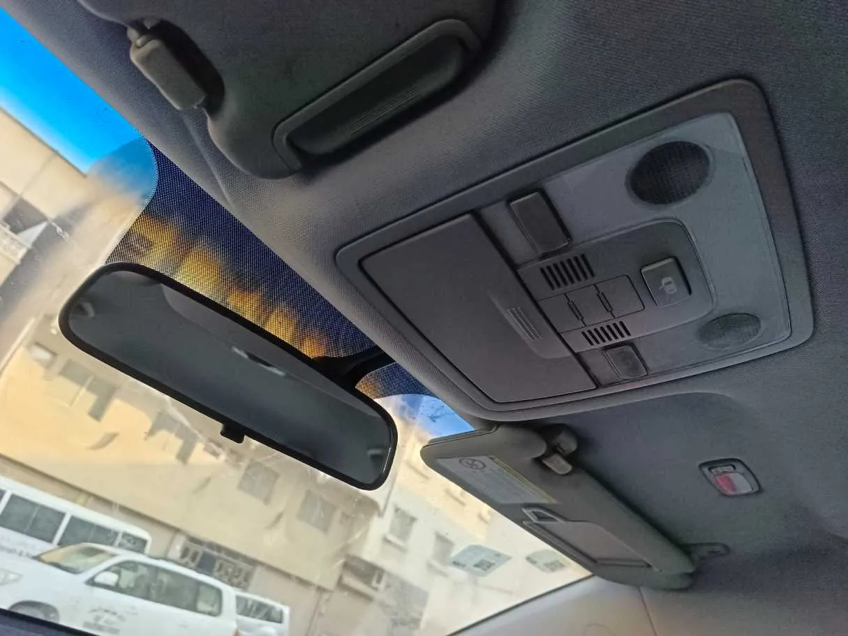 Car image 28