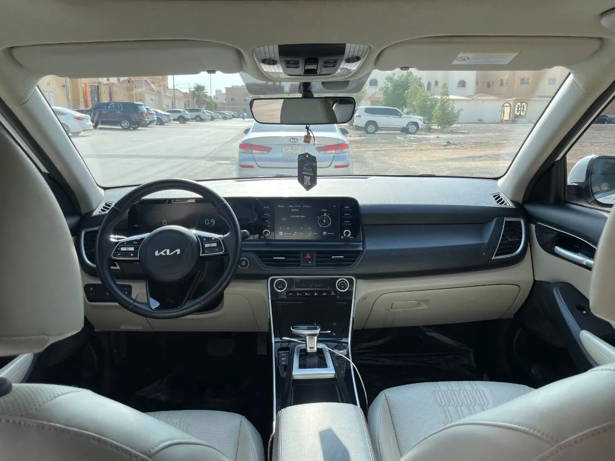 Car image 18