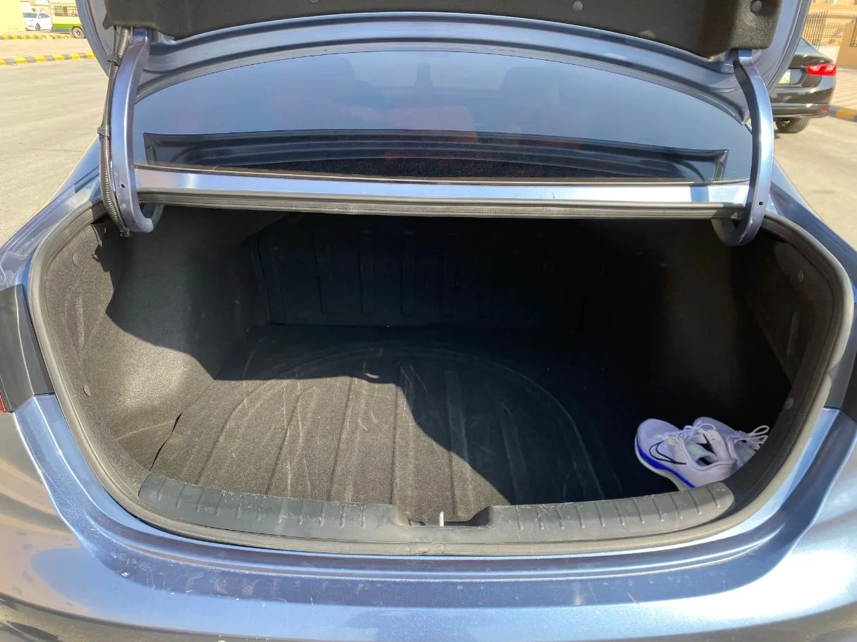 Car image 18