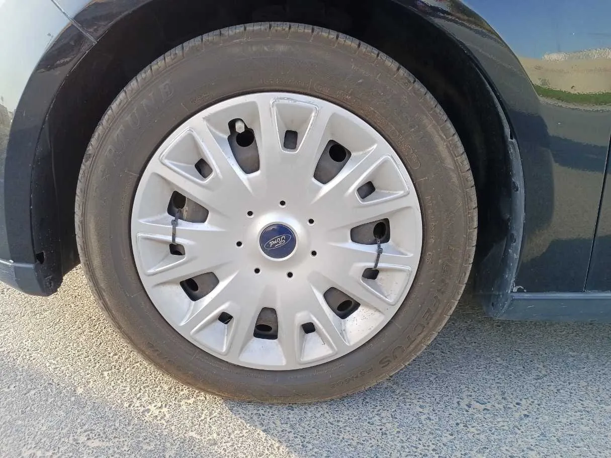 Car image 9
